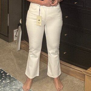 Gloria Vanderbilt “Chrissie” High-Rise Flare Crop Jeans — Size 4/6, White, Stret